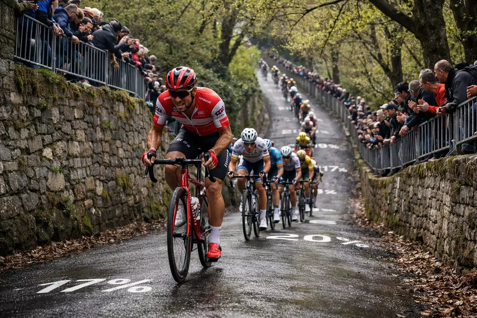 Cyclistes gravissant le Mur de Huy en peloton serré lors de la Flèche Wallonne avec les spectateurs en surplomb