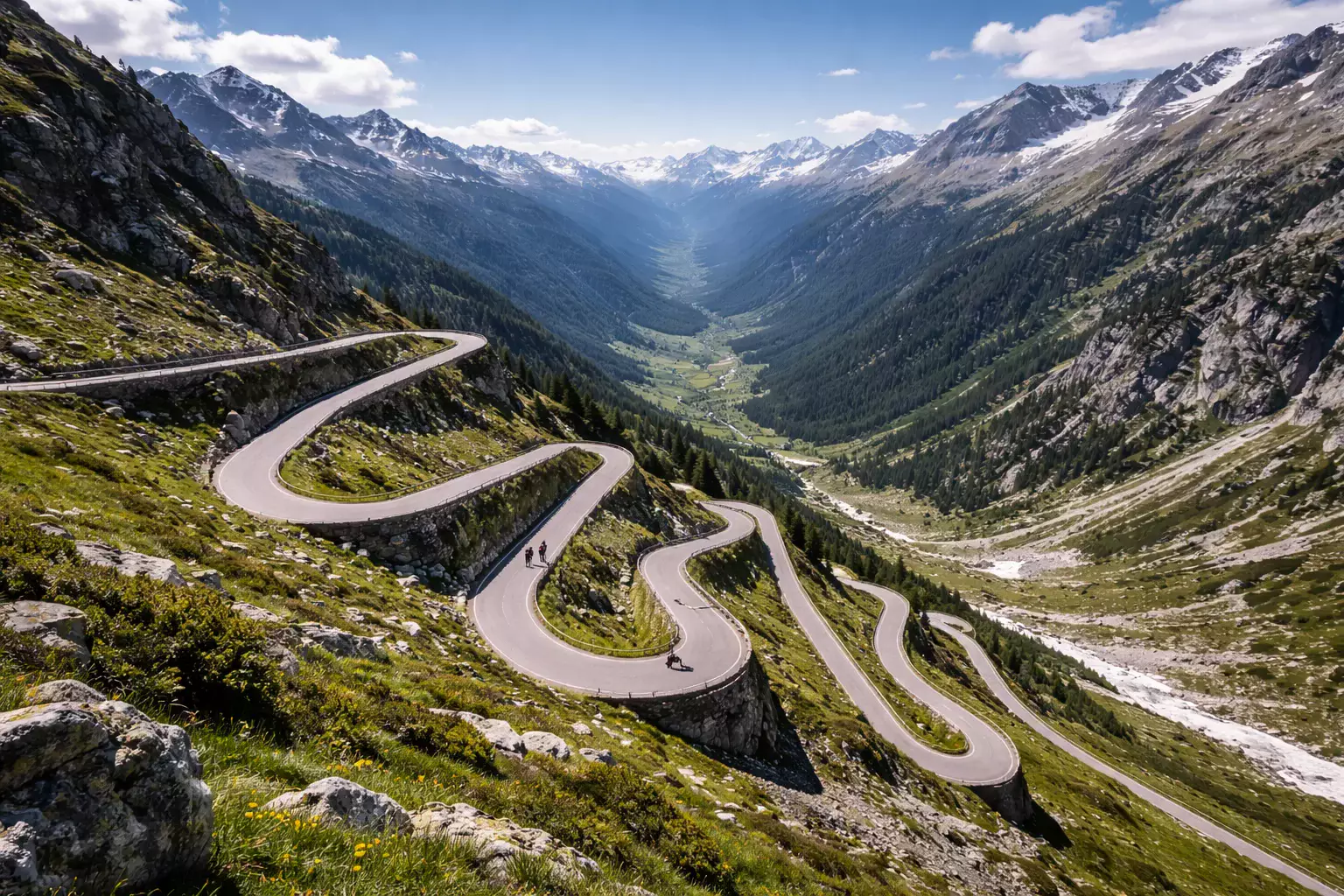 Vue panoramique d'une route de montagne sinueuse avec un profil altimétrique dessiné dans le paysage alpin