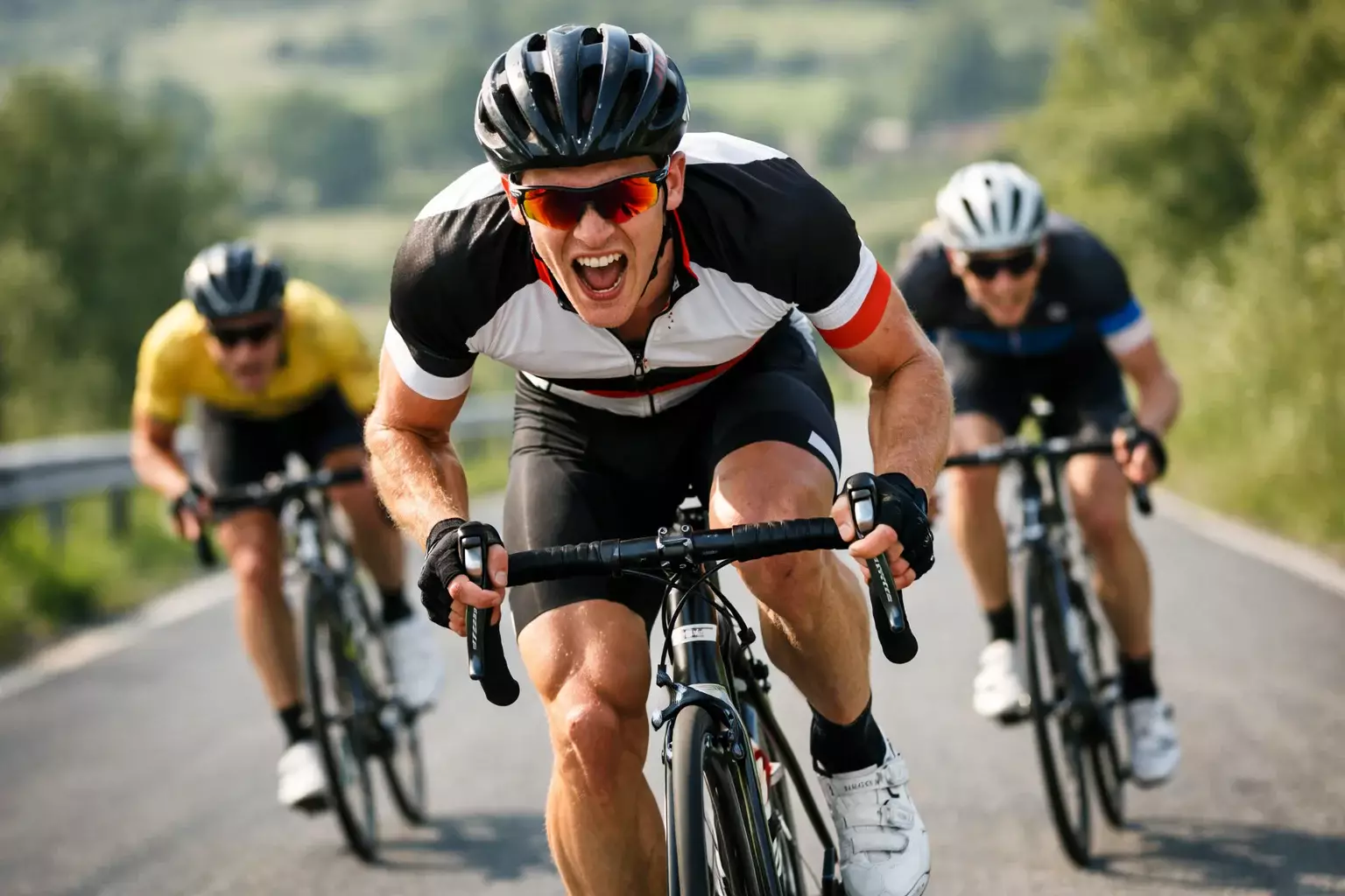 Jeune cycliste professionnel en plein sprint dépassant un rival sur une route de course avec un regard déterminé